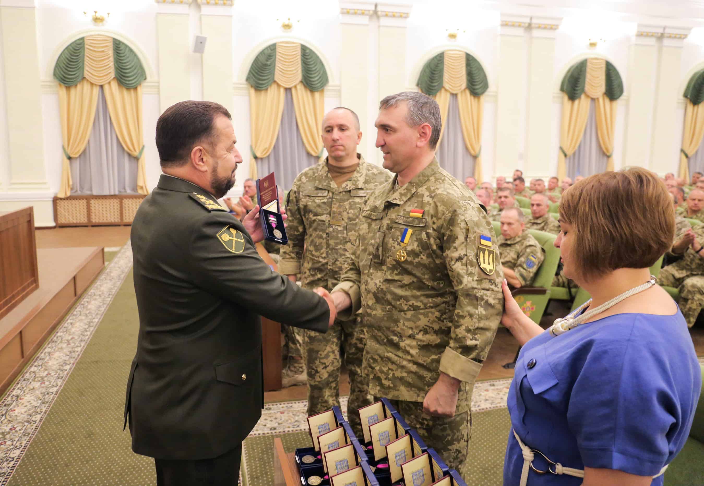 Генерал-майор Ігор Гордійчук під час нагородження