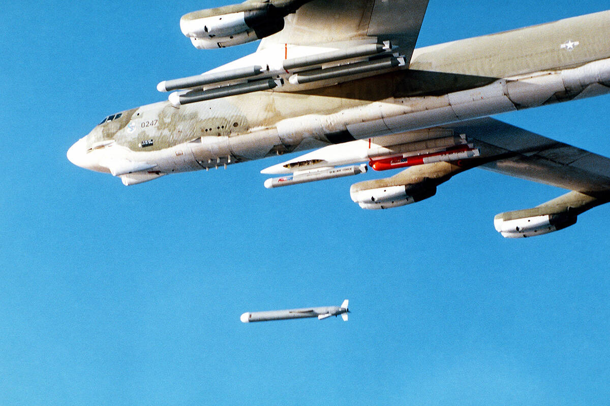 Запуск крилатої ракети Tomahawk повітряного базування з бомбардувальника B-52