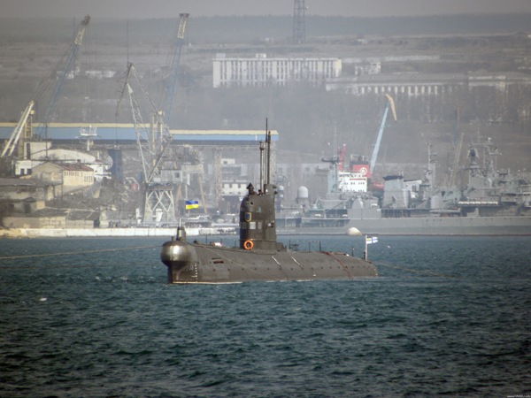 Підводний човен "Запоріжжя" виходить з Кілен-бухти своїм ходом
