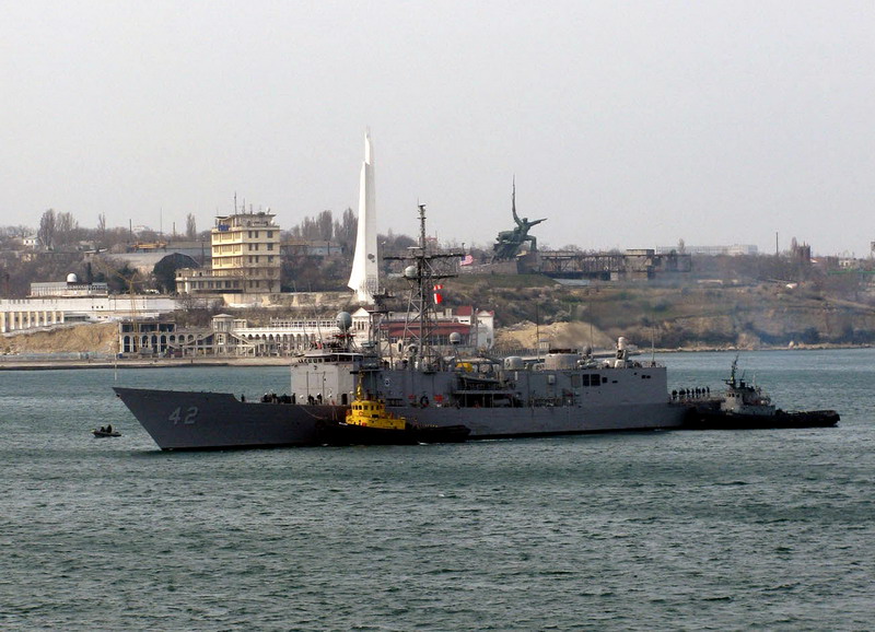 Фрегат USS Klakring (FFG-42) у Севастополі в 2009 році