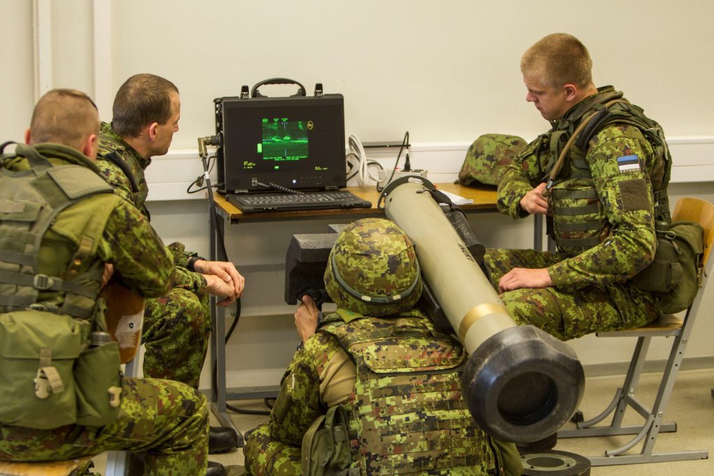 Естонські військовослужбовці під час навчань з керування ПТРК Javelin Фото: mil.ee