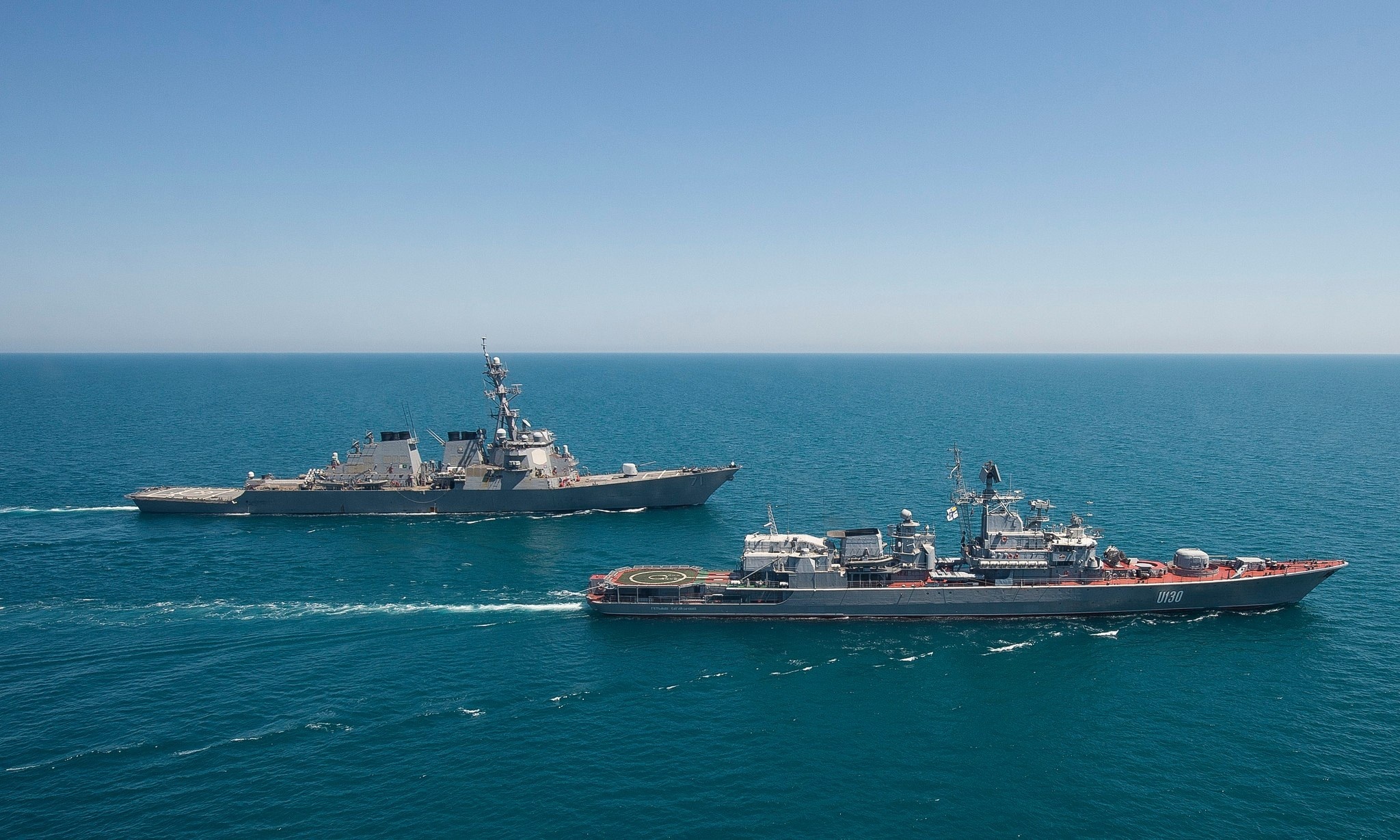 Ракетний есмінець USS Donald Cook (DDG-75) ВМФ США під час спільних маневрів з фрегатом Гетьман Сагайдачний (F130)