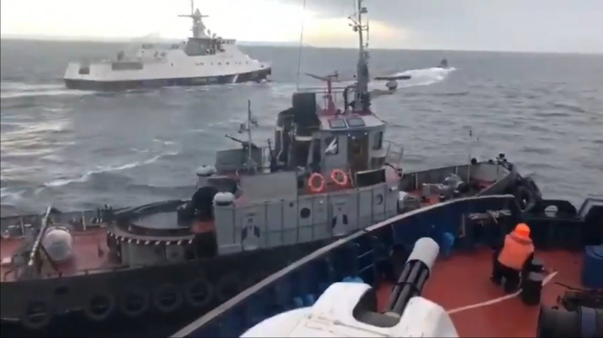 Скріншот з відео тарану російським кораблем Дон українського буксиру Яни Капу