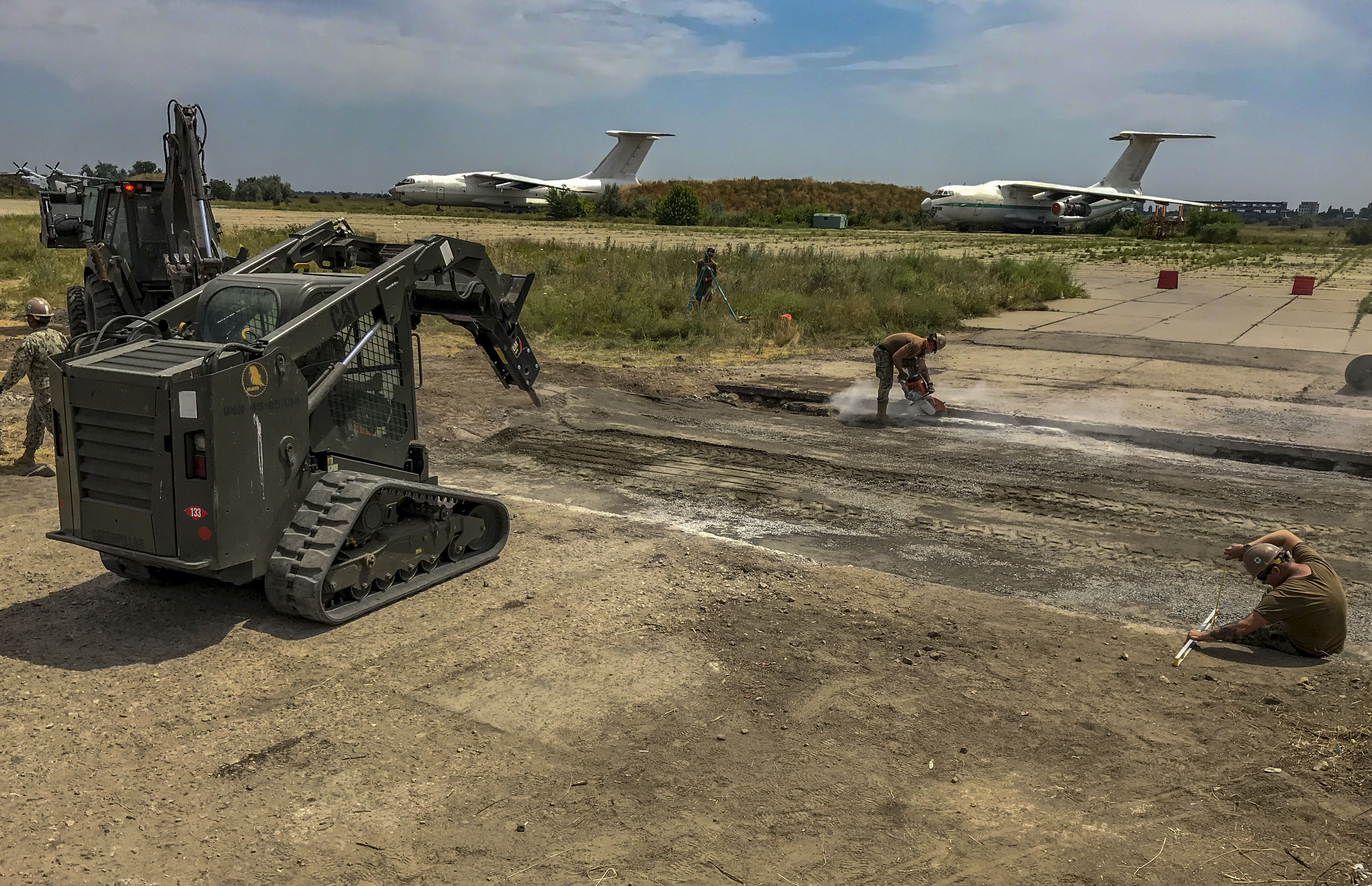 Завершення робіт з демонтажу зруйнованих плит злітно-посадкової смуги аеродрому в Миколаєві