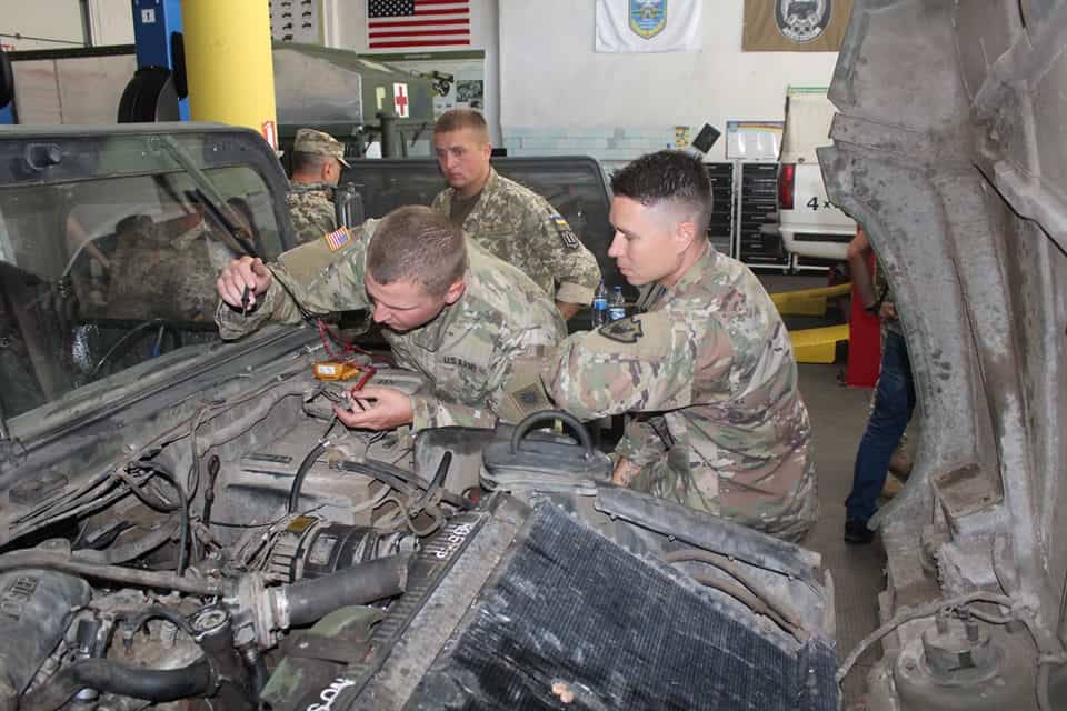 Американські інструктори під час тренінгу з експлуатації автомобілів типу HMMWV
