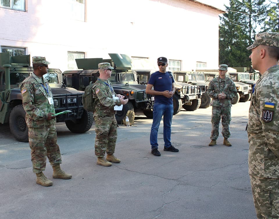 Американські інструктори під час тренінгу з експлуатації автомобілів типу HMMWV