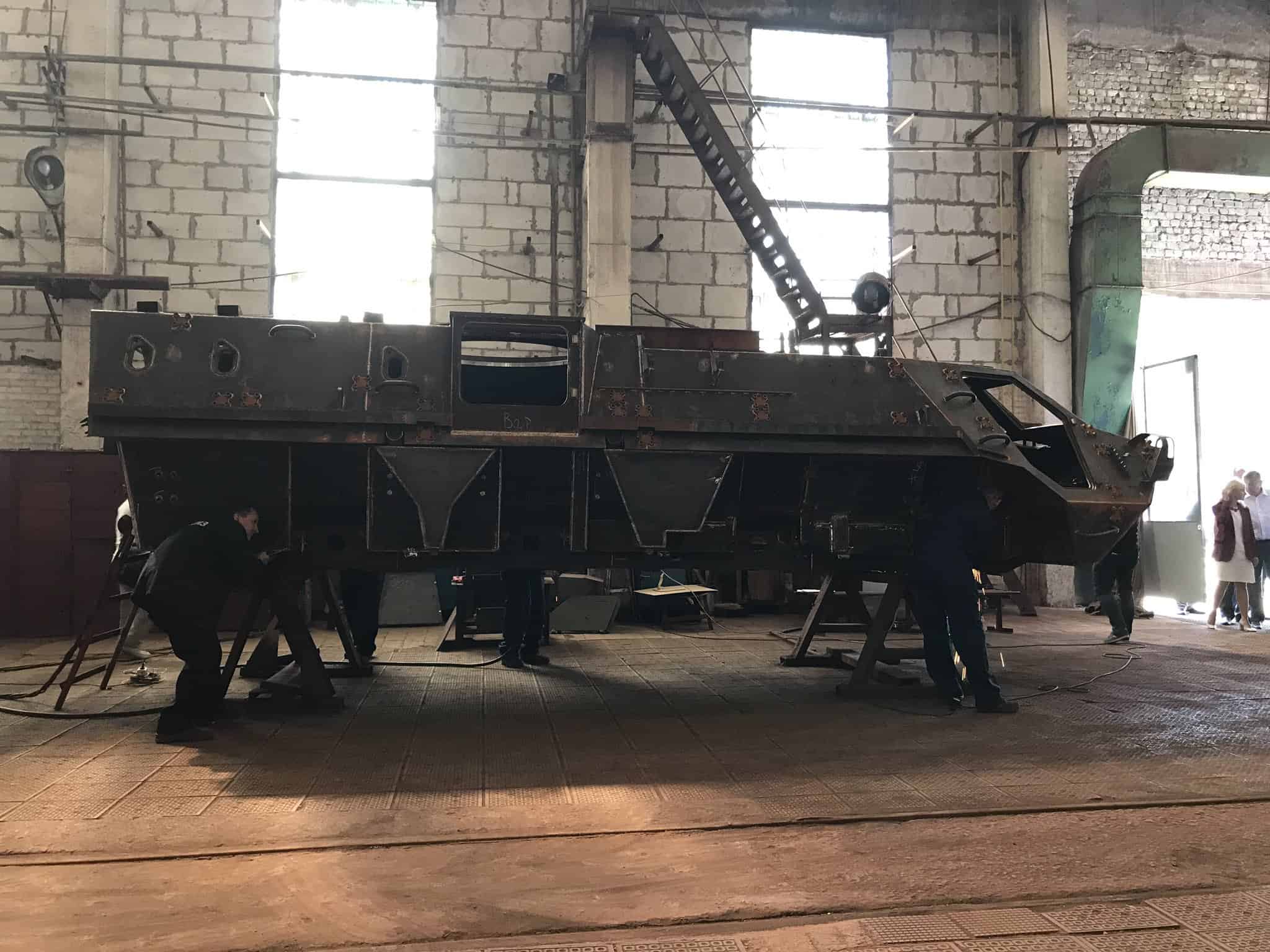 Процес зварювання корпусу БТР-4 на Лозівському ковальсько-механічному заводі
