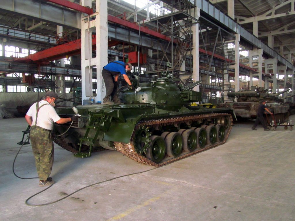 Роботи з фарбування танку на підприємстві