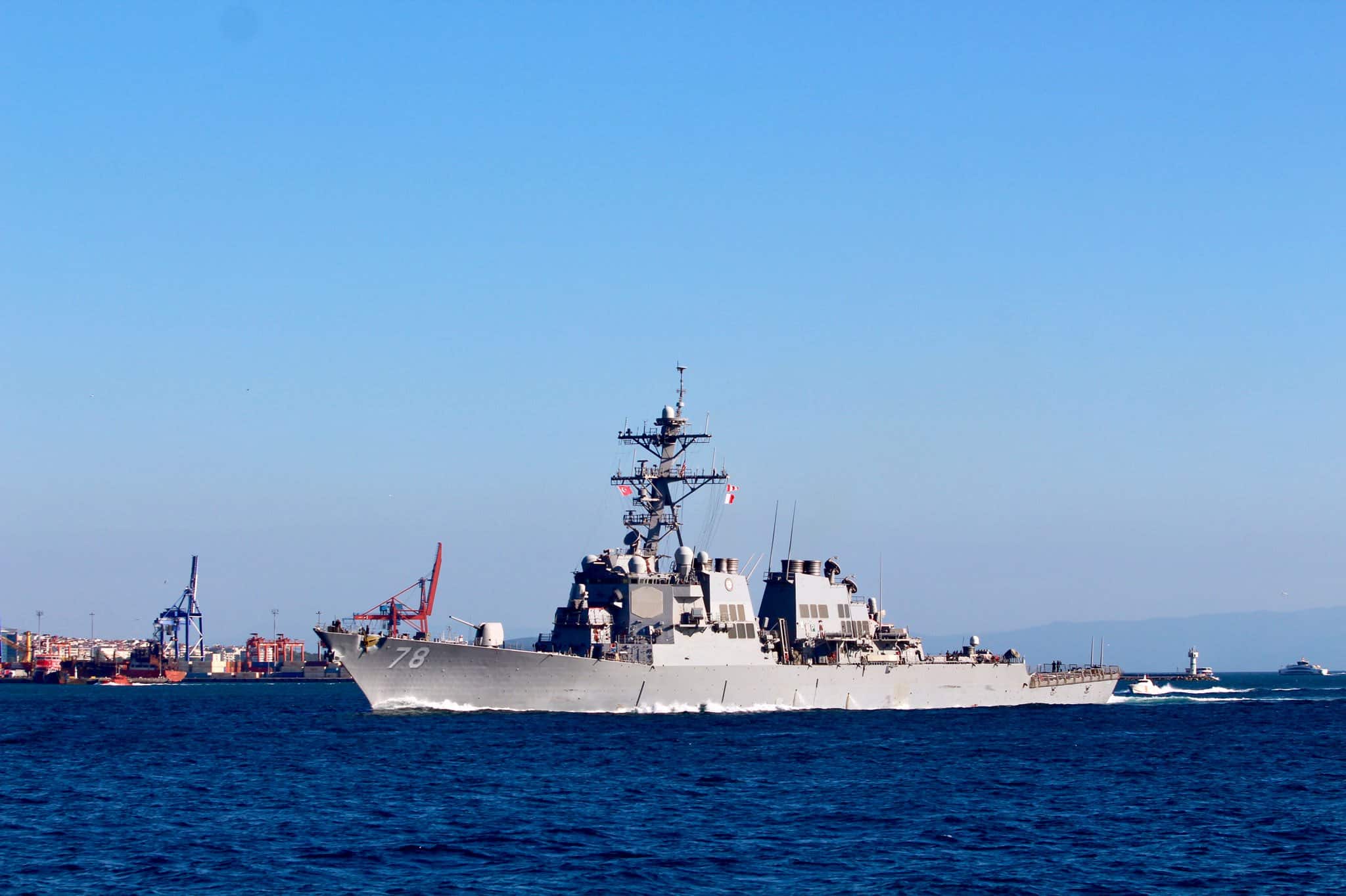 USS Porter (DDG 78) під час переходу Босфору 8 серпня 2019 року