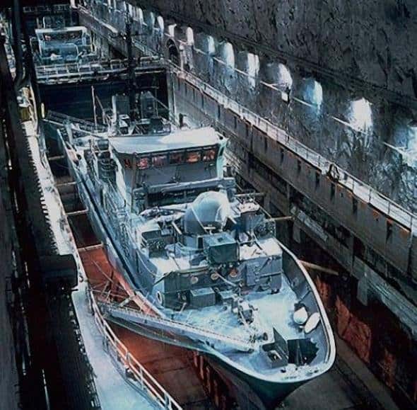Док з надводними кораблями на базі Муско