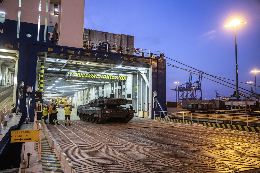 Розвантаження останньої партії танків Leopard 2A6 для Фінляндії