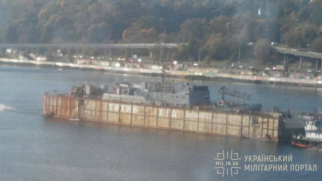 Середній розвідувальний корабель в ході транспортування по Дніпру