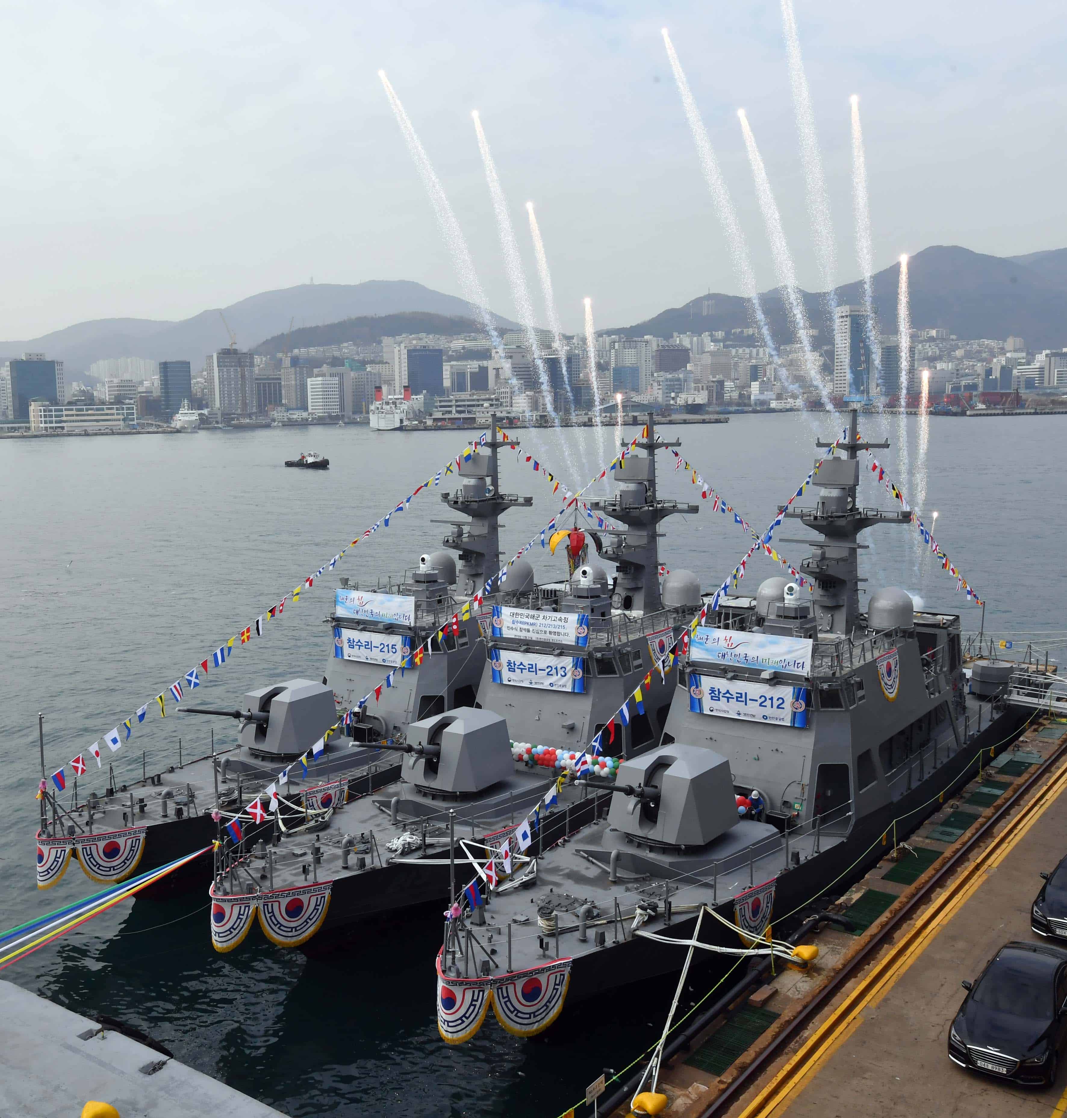 Церемонія введення до складу ВМС Південної Кореї трьох катерів PKX-B