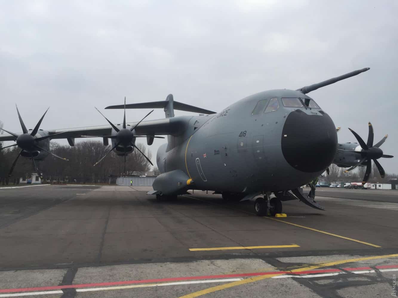 Військово-транспортний літак Airbus A400M Королівських ВПС Великої Британії в Одесі 