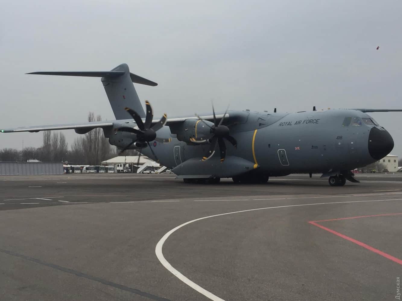 Військово-транспортний літак Airbus A400M Королівських ВПС Великої Британії в Одесі