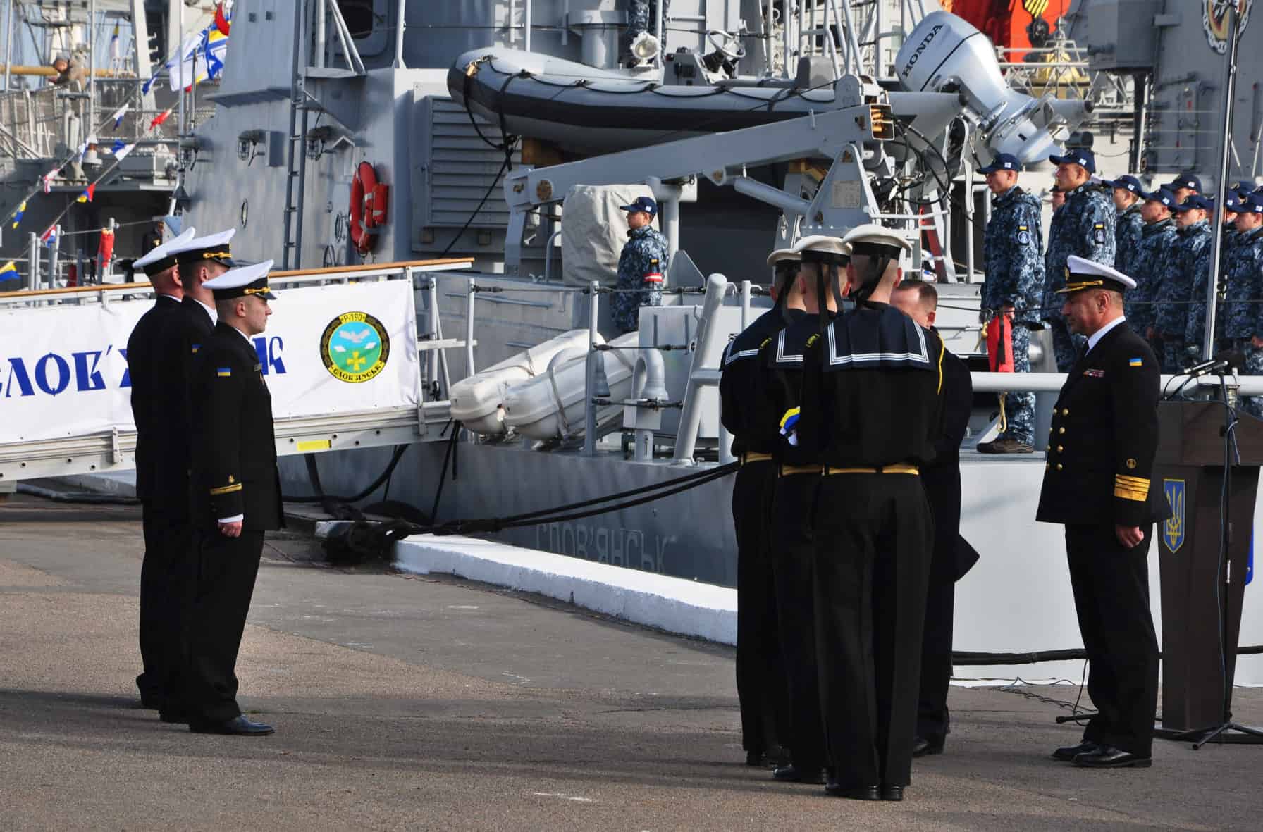 Командири патрульних катерів та пошуково-рятувального судна "Олександр Охрименко" вишикувані для отримання прапорів