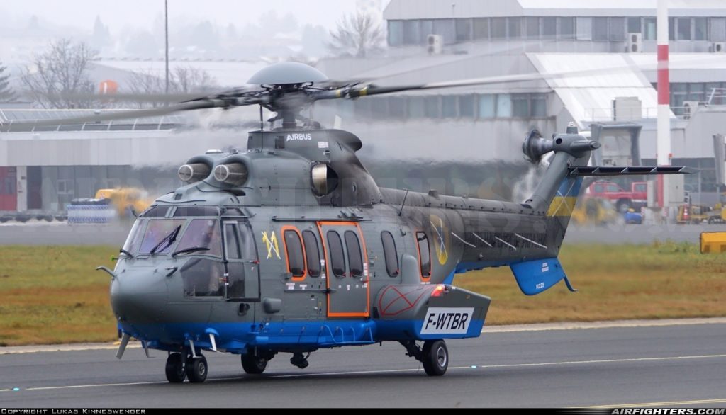 Гелікоптер Airbus H225 Національної Гвардії України з бортовим номером 11 під час приземлення в Австрії