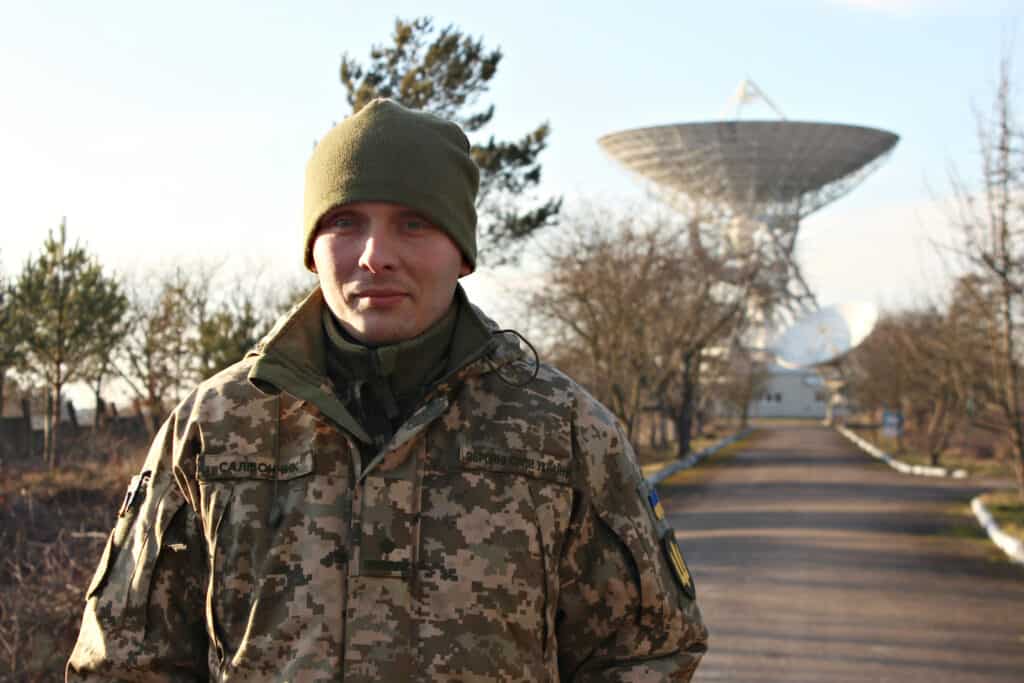 Олександр Салівончик на фоні MARK-4B