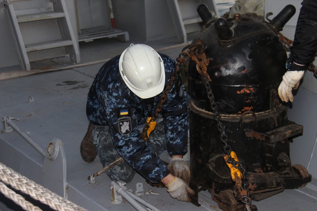 Відпрацювання екіпажем катеру «Лубни» навантаження морських мін
