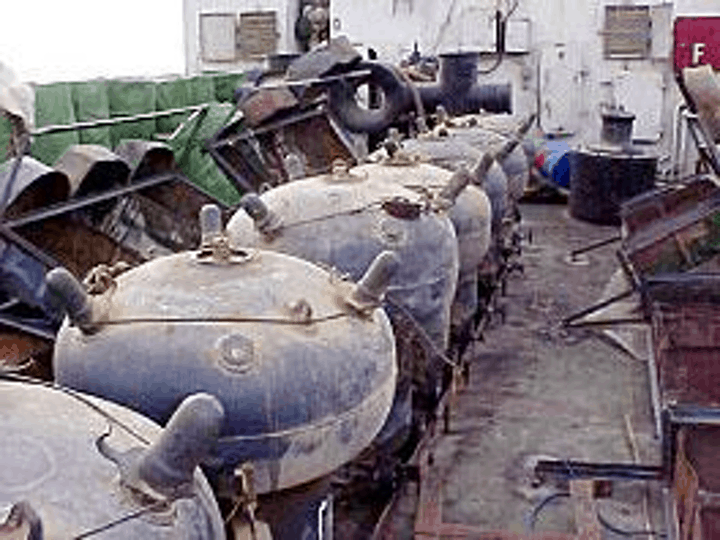 LUGM-145 на палубі іранського корабля, замасковані під бочки з паливом 