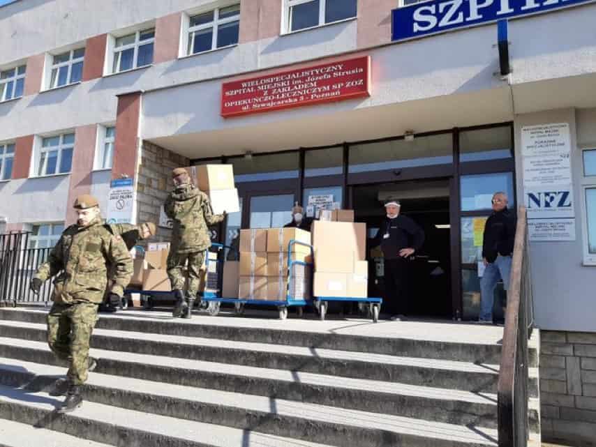 Бійці територіальної оборони Польщі допомагають у забезпеченні доставки медичного обладнання та засобів до лікувальних закладів