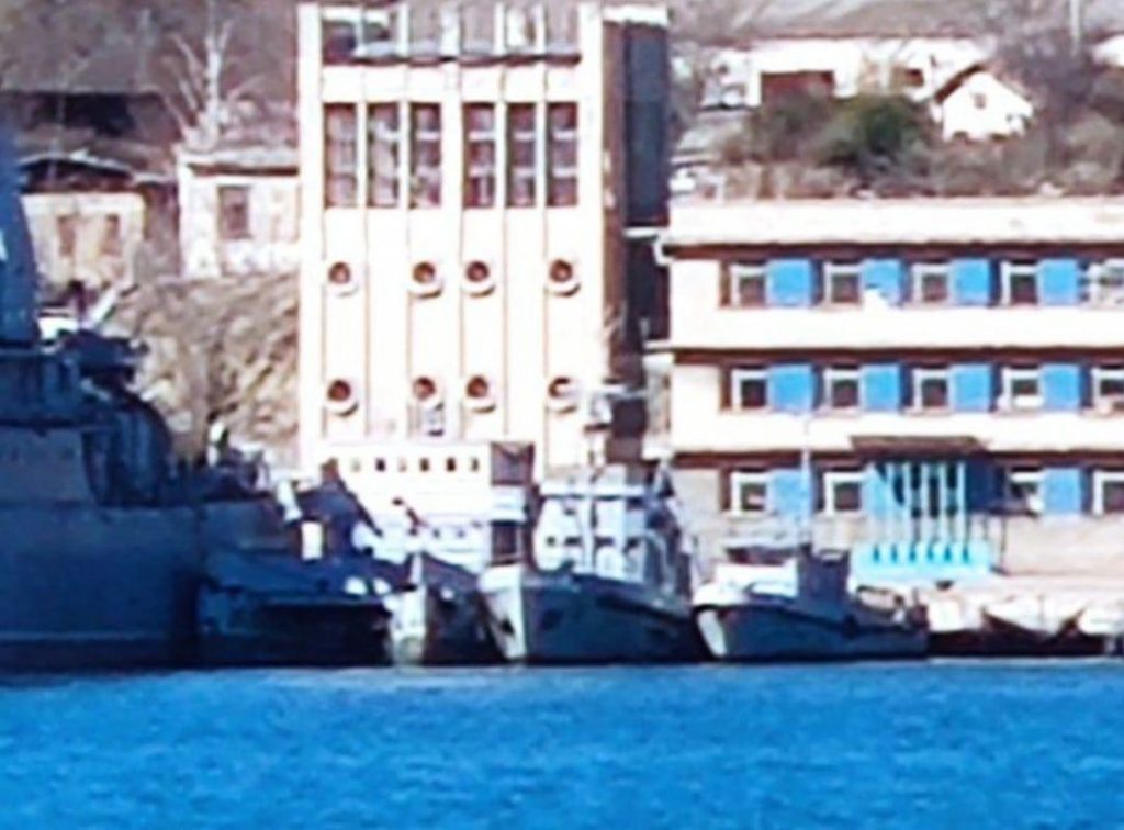 Нафтозбиральне судно МУС-482, гідрографічний катер "Сквира" (U635) та протидиверсійний катер "Феодосія" (U240)