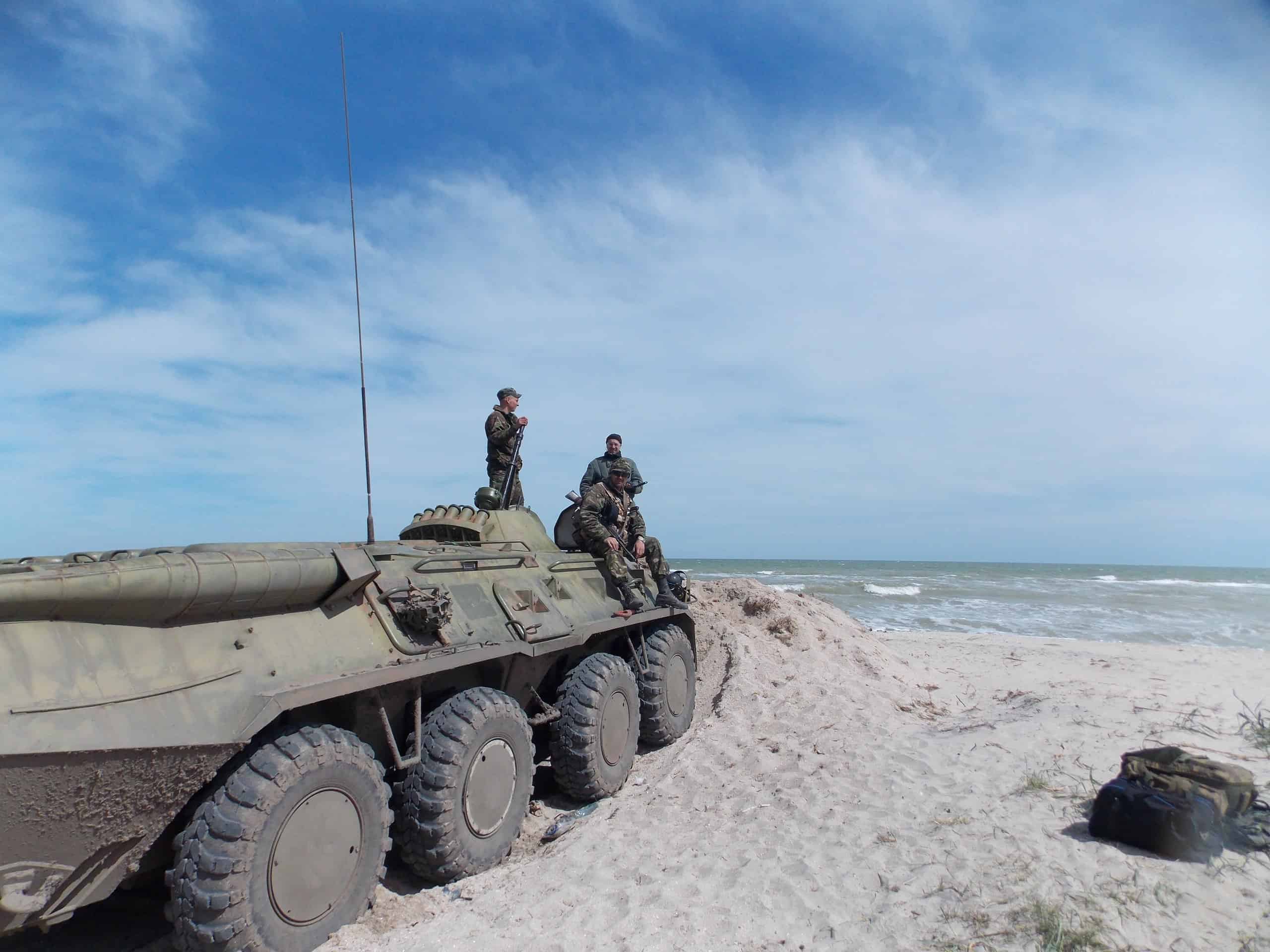 An APC-80 of the 79th separate airborne brigade, Kherson region. March 2014. Photo: Viktor
