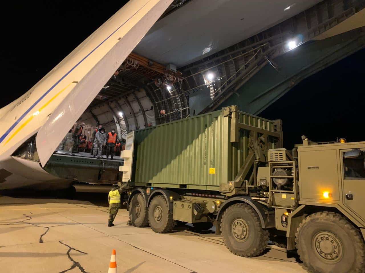 Розвантаження медичних засобів з Китаю у Чехії доставлених літаком Ан-124 Руслан