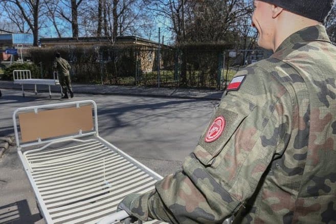 Солдати 6-ї повітряно-десантної бригади допомагають забезпечувати карантинні приміщення в університетській лікарні у Кракові