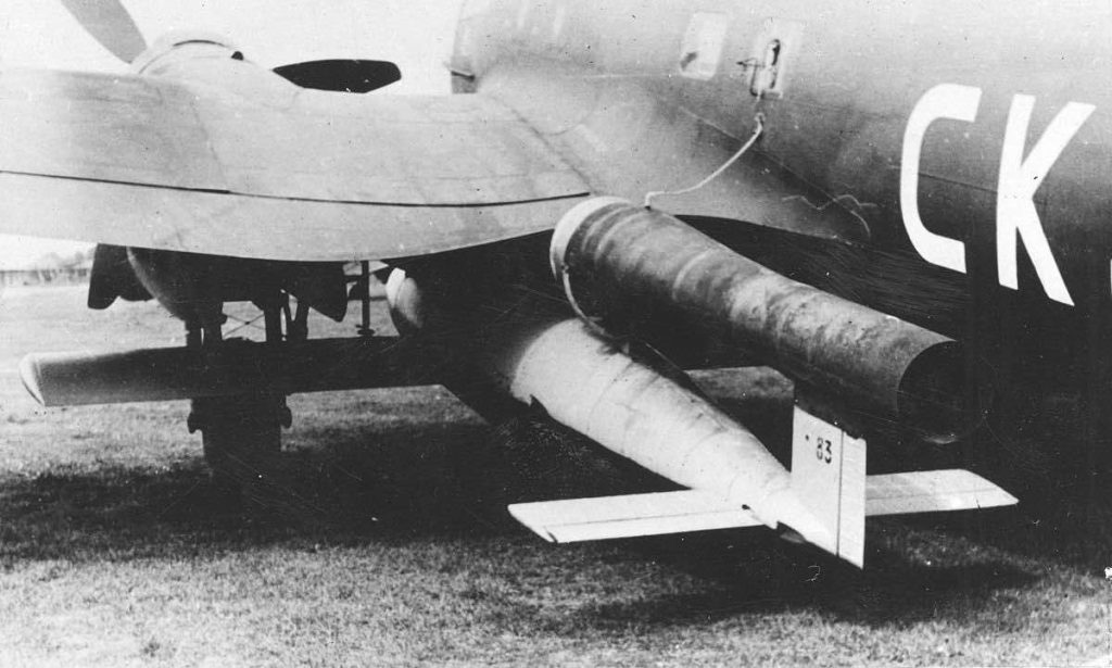 Крилата ракета Fi-103, підвішена під крилом літака He-111