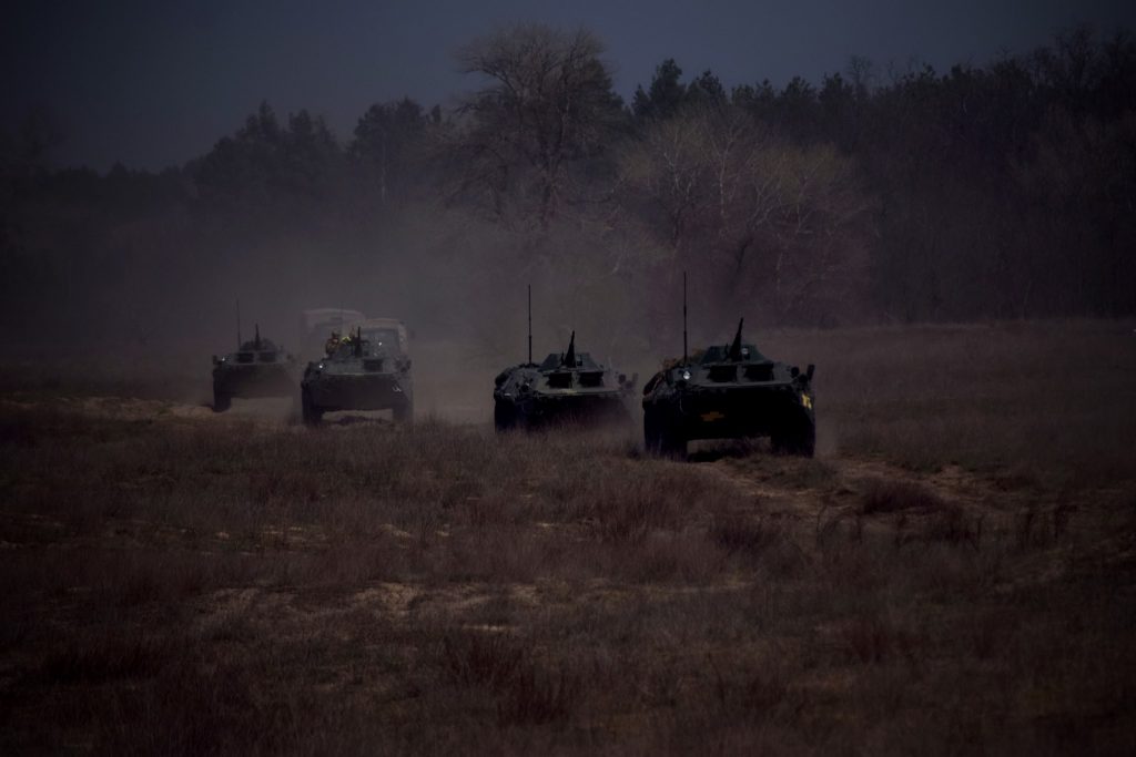 БТР-70 36-ї бригади разом з бійцями під час навчань. Фото: Міноборони