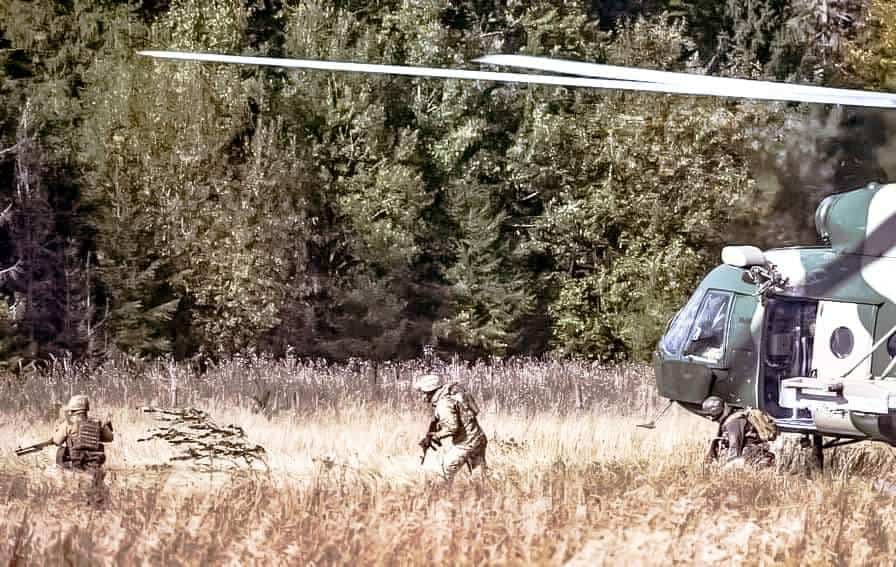 Десантування з гелікоптера Мі-8. Навчання ДШВ. Фото: Пресцентр ДШВ ЗСУ. 14.04.2020