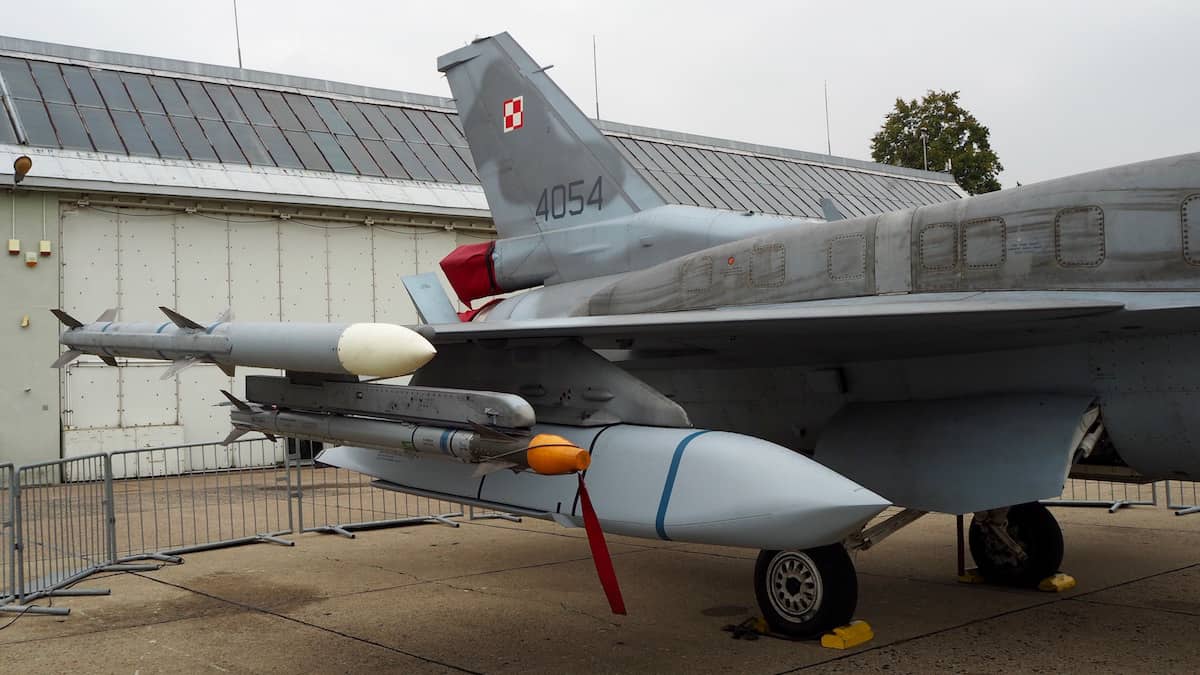 Польський багатоцільовий літак F-16 з ракетою JASSM