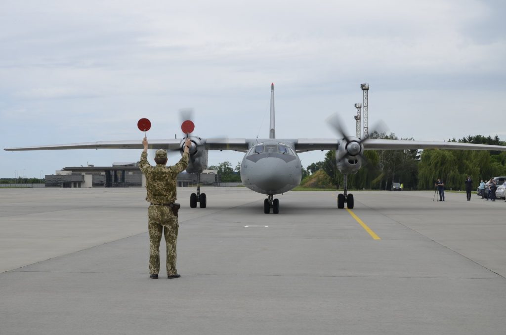 Літак Ан-24 15-ї бригади транспортної авіації зі звільненими громадянами. Фото: Бригада транспортної авіації
