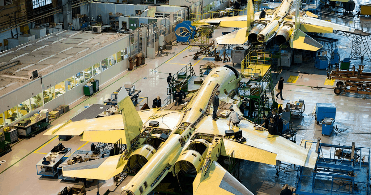 Збірка винищувача-бомбардувальника Су-34. Фото ЗМІ РФ