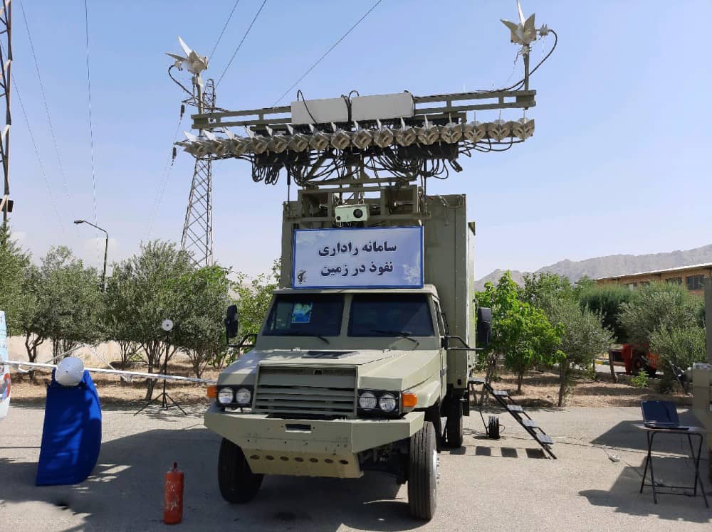 БПЛА «Me'raj-1» поруч з як заявлено машиною РЛС підповерхневого зондування для виявлення вибухових пристроїв. Фото: ЗМІ Ірану