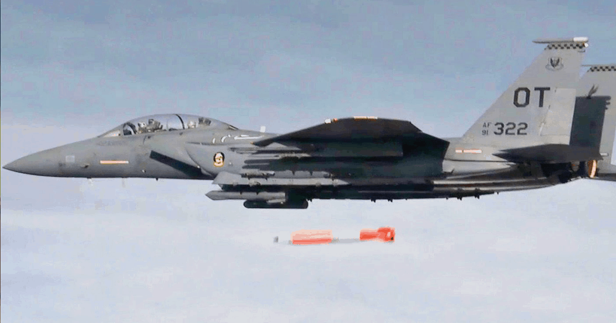 F-15E скидає бомбу B61-12 без заряду під час тестуваньї бомби B61-12