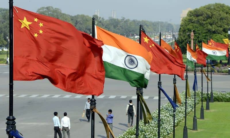 Прапори Індії та Китаю