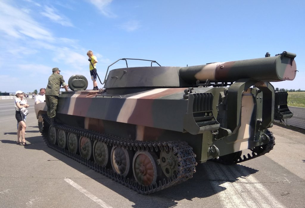 УР-77 на території зруйновного Луганського аеропорту. 25 червня 2020 року.