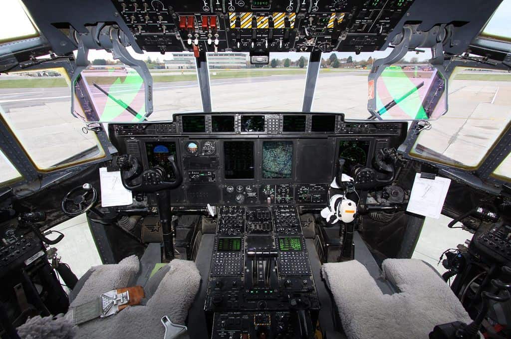 Кабіна пілотів C-130J. Фото: airliners.net