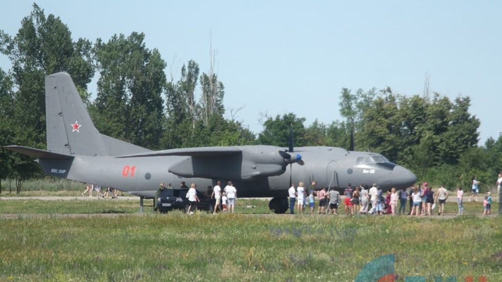 Літак АН-26 (експонат) з написом "ВВС ЛНР". Червень 2020