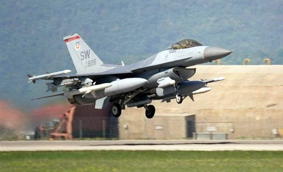 Багатоцільовий винищувач F-16 ПС США