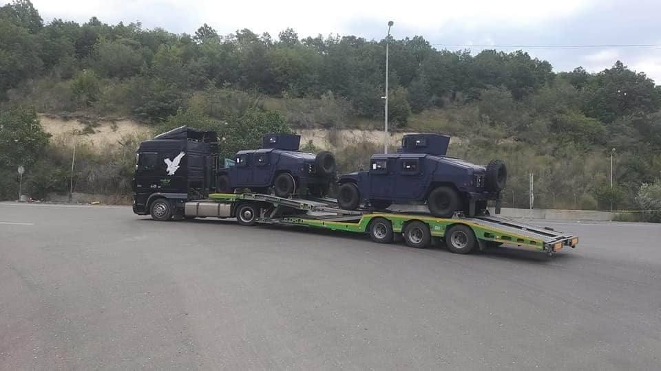 Броньовані HMMWV під час транспортування у Косово