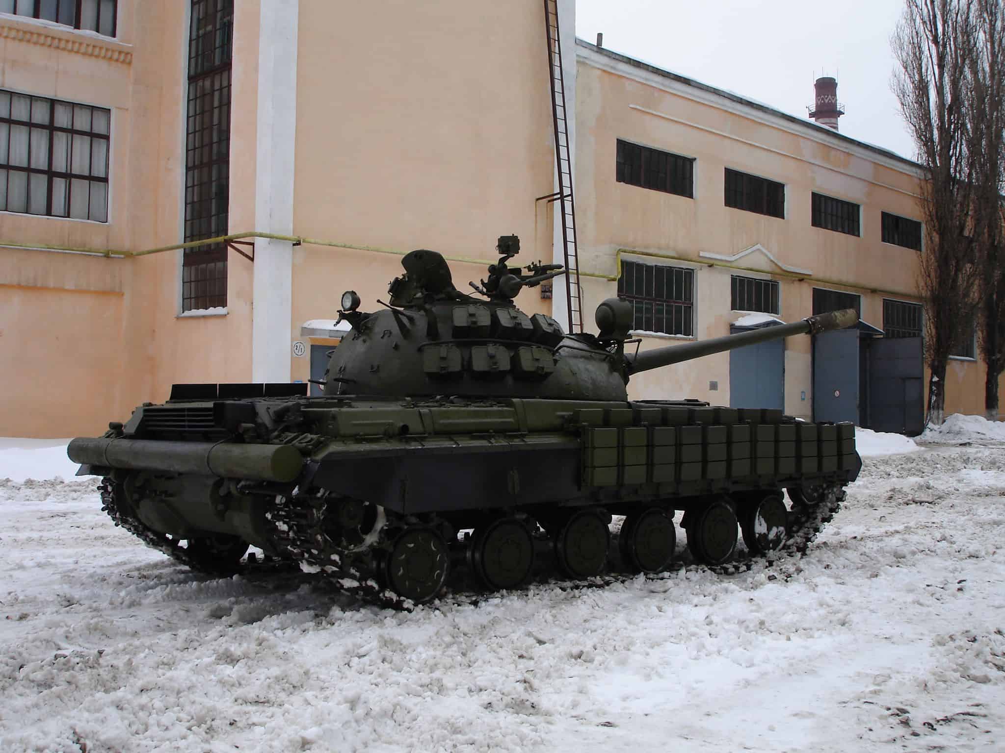 Tank-T-64-z-bashtoyu-tanku-T-55-4.jpg