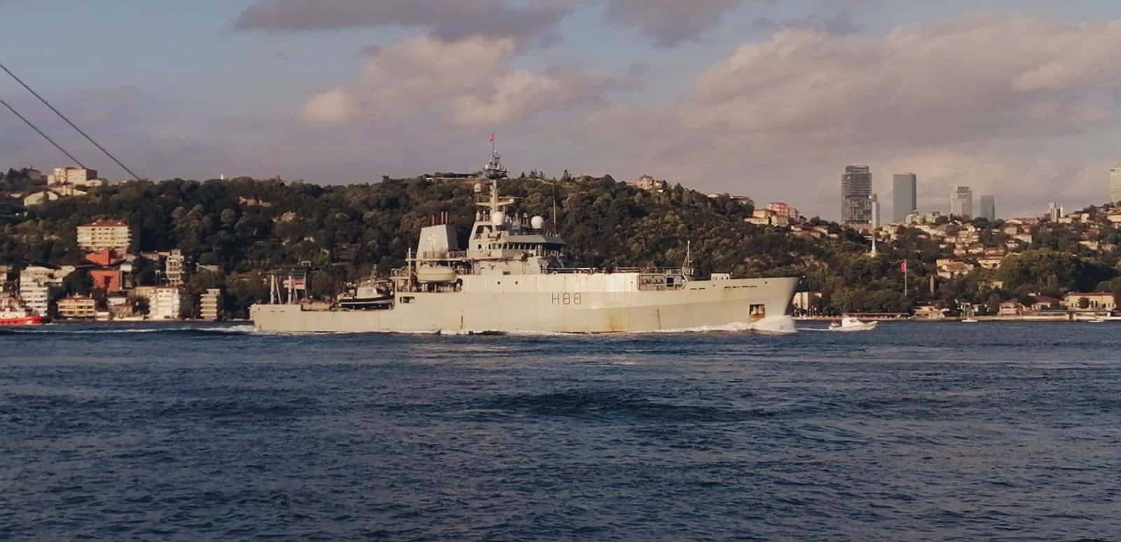 Корабель-розвідник HMS Enterprise (H88) під час переходу Босфору