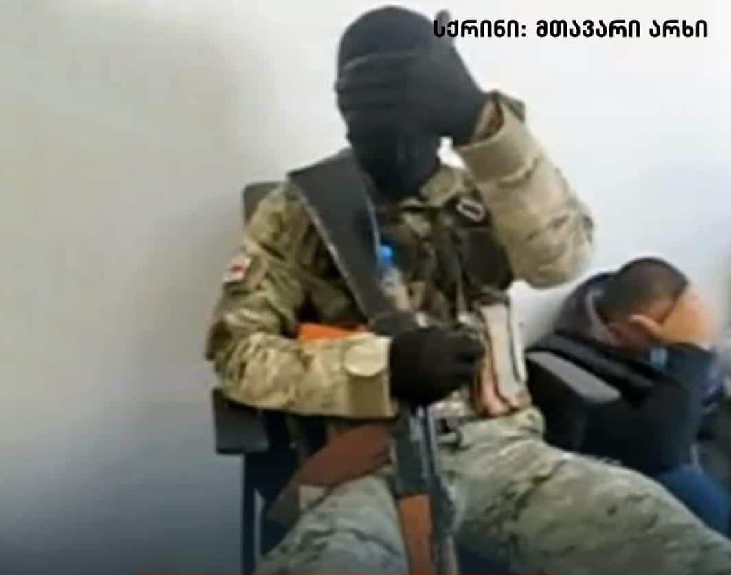 Кадр з відео зі злочинцем, який захопив заручників