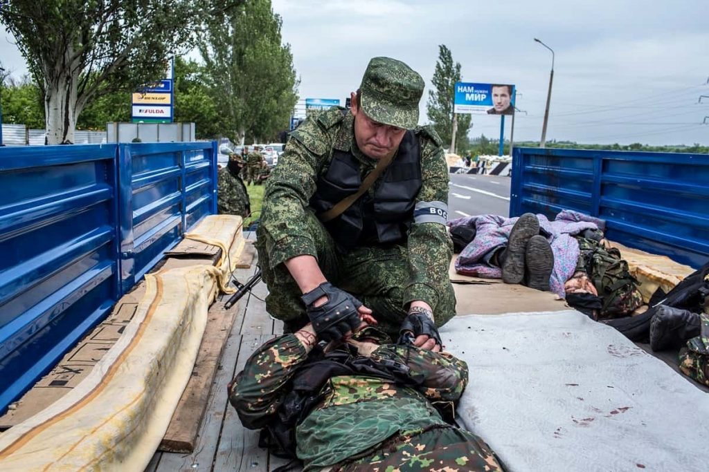 Тела убитых боевиков “Востока” в бою в Карловке 23 мая 2014. Фото: Brendan Hoffman