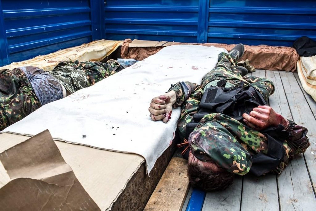 Тела убитых боевиков “Востока” в бою в Карловке 23 мая 2014. Фото: Brendan Hoffman