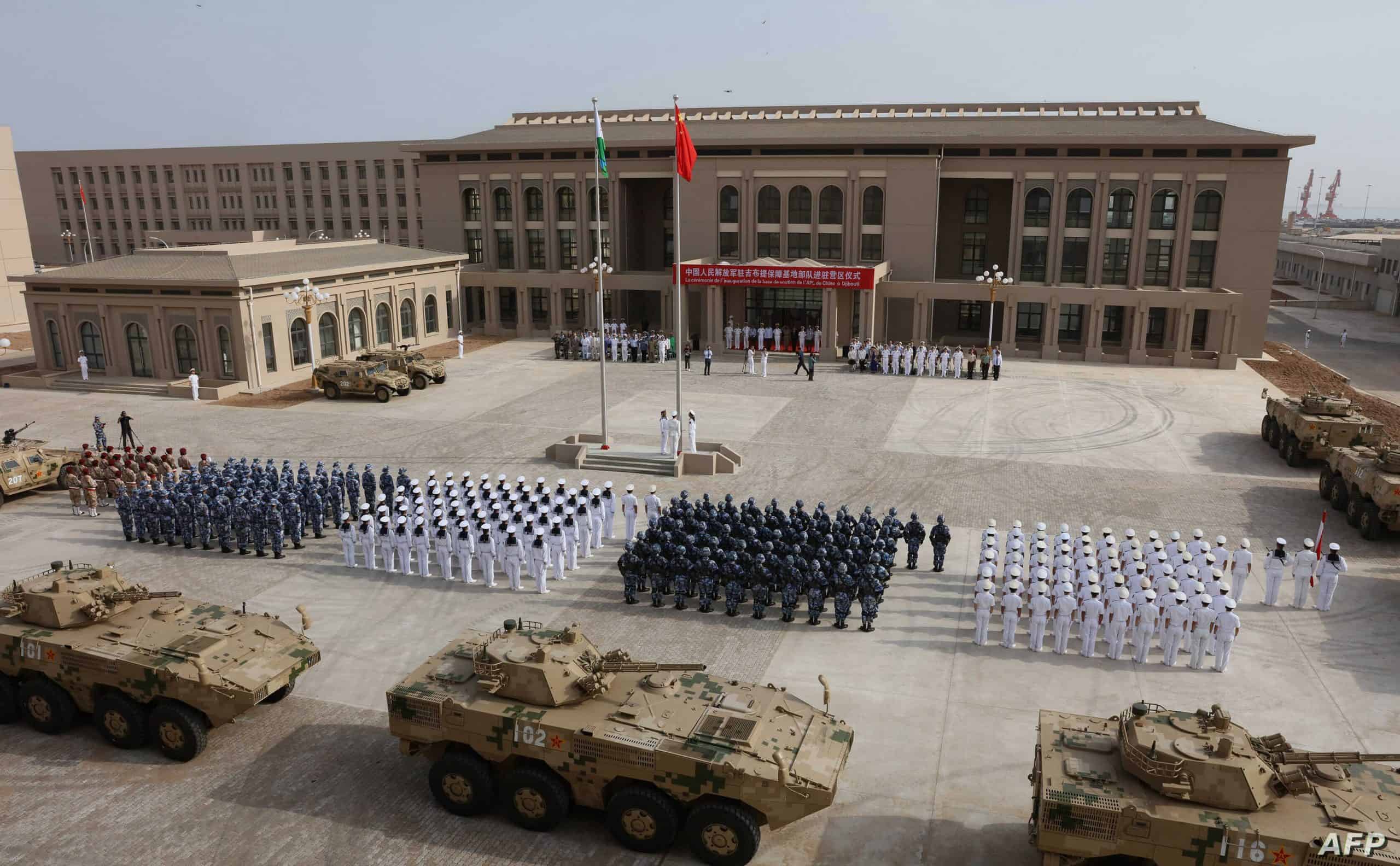 Церемонія відкриття військової бази КНР в Джибуті, на передньому плані бойова машина ZBL-08