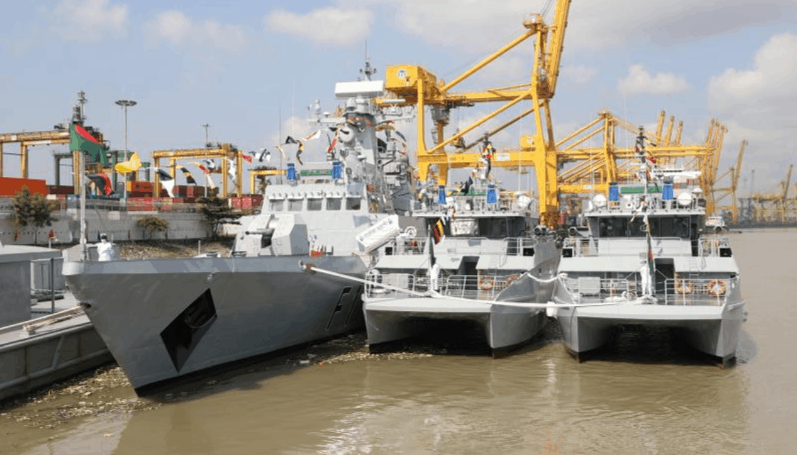 Корвет Type-056 BNS Prottasha та гідрографічні кораблі BNS Darshak і BNS Tallashiare ВМС Бангладешу. Листопад 2020. Фото: ЗМІ Бангладешу